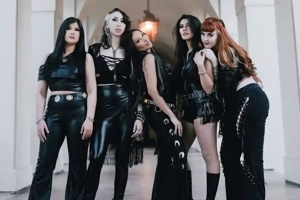 Carla Harvey (ex-BUTCHER BABIES) lansează albumul de debut cu trupa THE VIOLENT HOUR