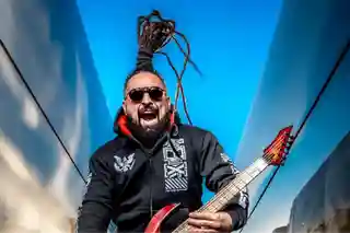 Povestea lui Zoltan Bathory, fondatorul trupei Five Finger Death Punch