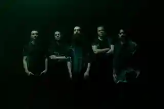 SHORES OF NULL lansează piesa „Two Mountains” și anunță noul album „Homesick”