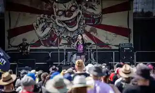 Britta Görtz și atelierul de „harsh vocals” la festivalul Summer Breeze