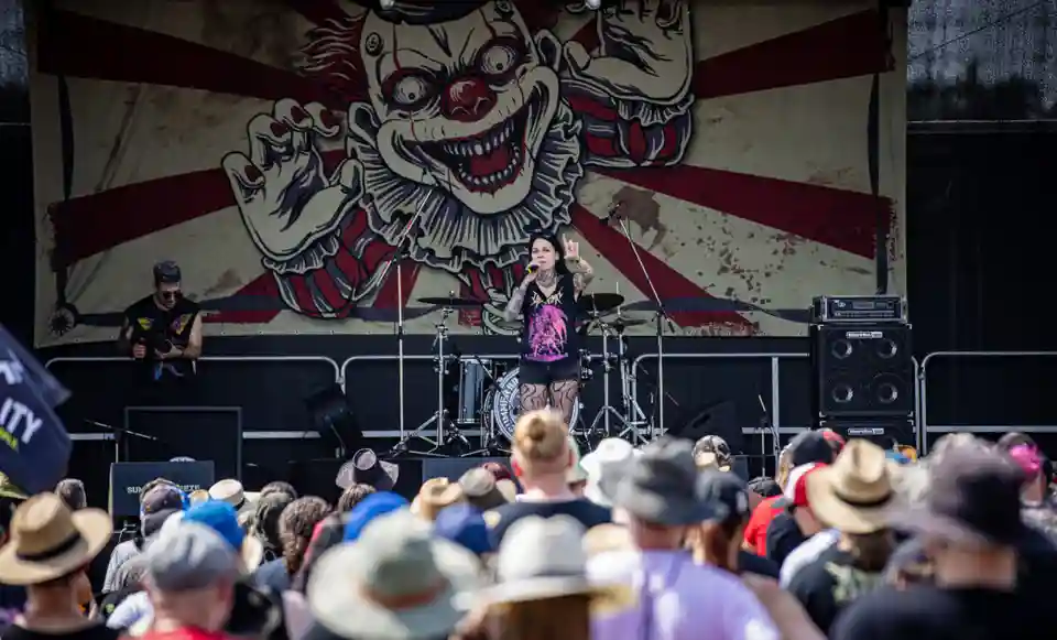 Britta Görtz și atelierul de „harsh vocals” la festivalul Summer Breeze