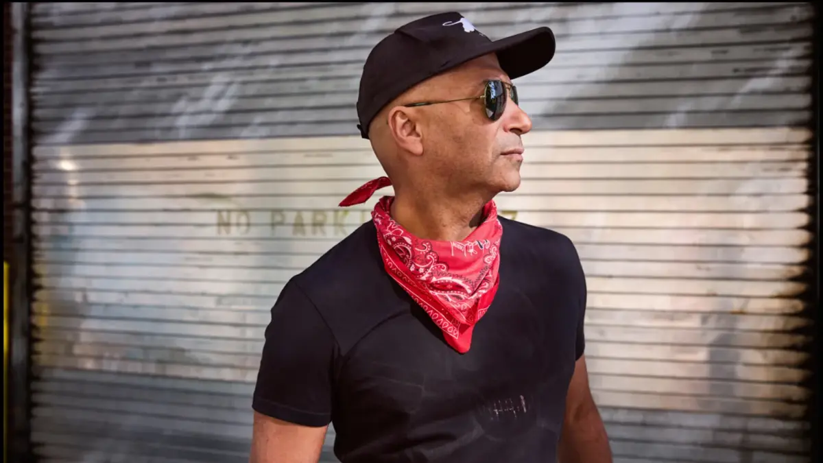 Tom Morello lansează noul single „Unconquered” în colaborare cu trupa Kneecap