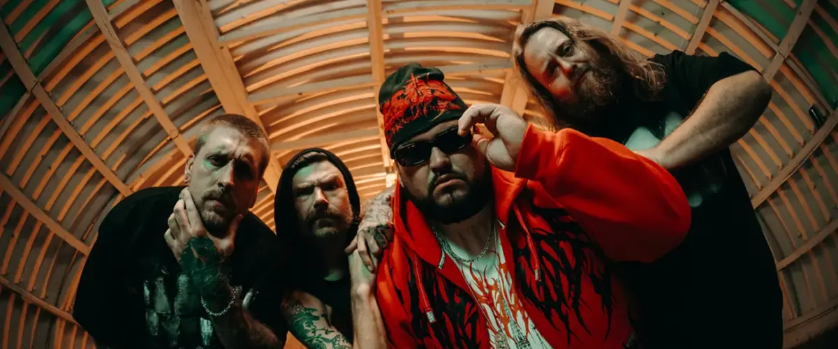 Taylor Barber de la Left To Suffer apare într-un videoclip al rețelei Denny's