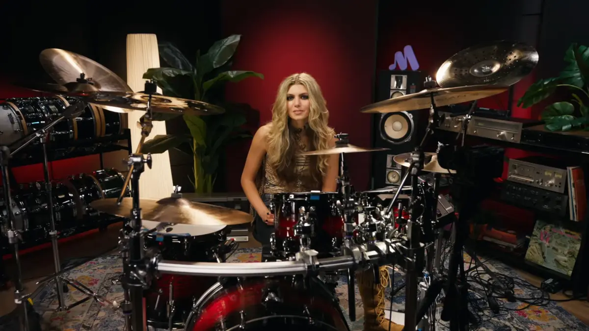 Brooke Colucci interpretează piesa „Practice What You Preach” de la Testament
