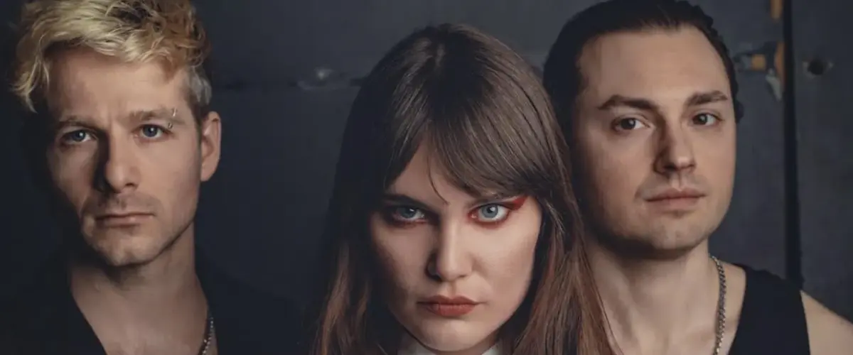 Calva Louise lansează single-ul „La Promesa” însoțit de un videoclip oficial