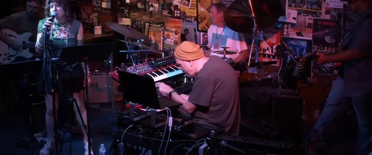 Danny Carey de la Tool a interpretat piesa „Invincible” cu un colectiv de jazz