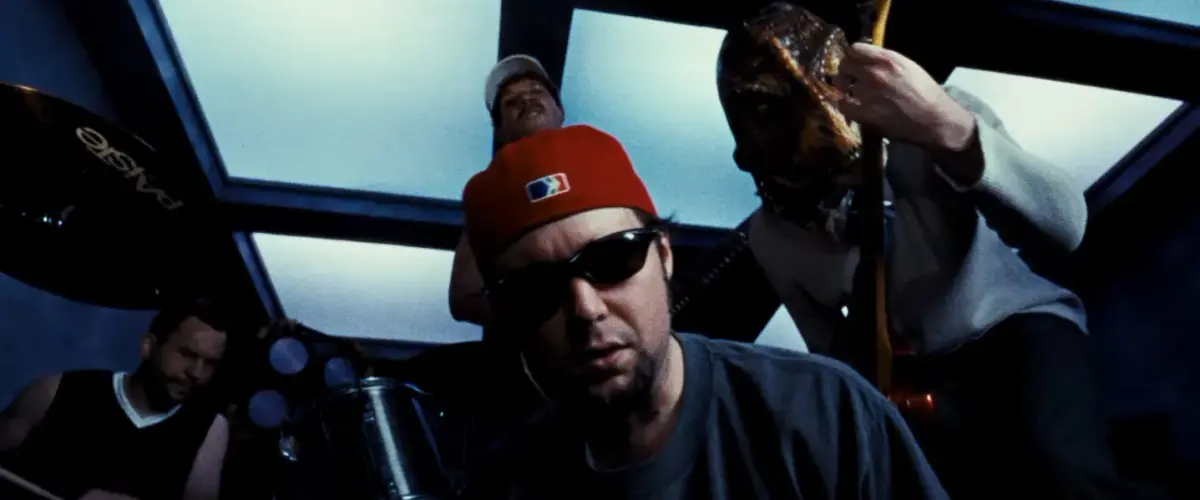 Smosh parodiază stilul Limp Bizkit în videoclipul „Bring 'Em Back (We Want Dinos)”