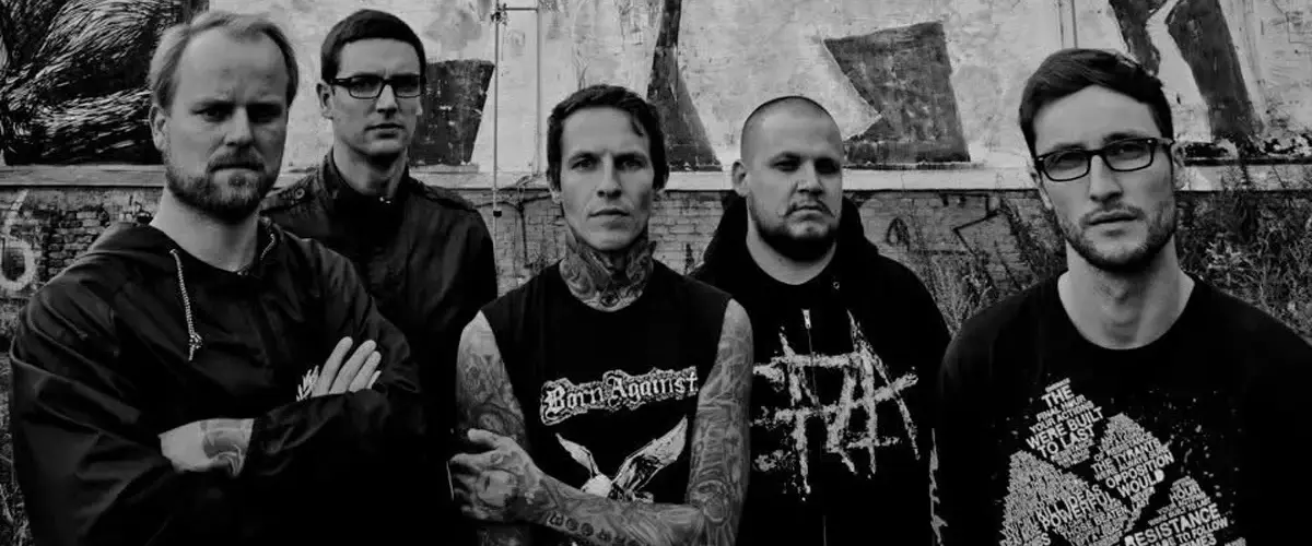 War From A Harlots Mouth lansează o versiune remasterizată a albumului „Voyeur”