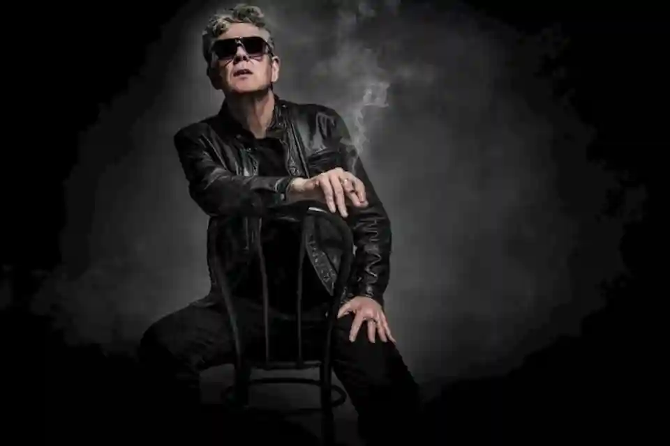 Chris Connelly lansează single-ul „Bye Bye Johnny Viola”