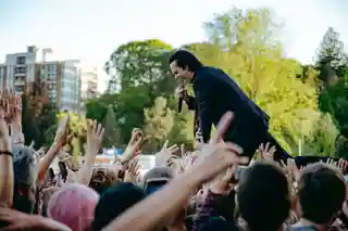 Experiențe și momente memorabile în cadrul concertelor Nick Cave & The Bad Seeds la Brighton