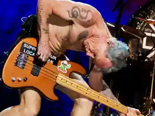 Flea (Red Hot Chili Peppers) răspunde întrebărilor fanilor