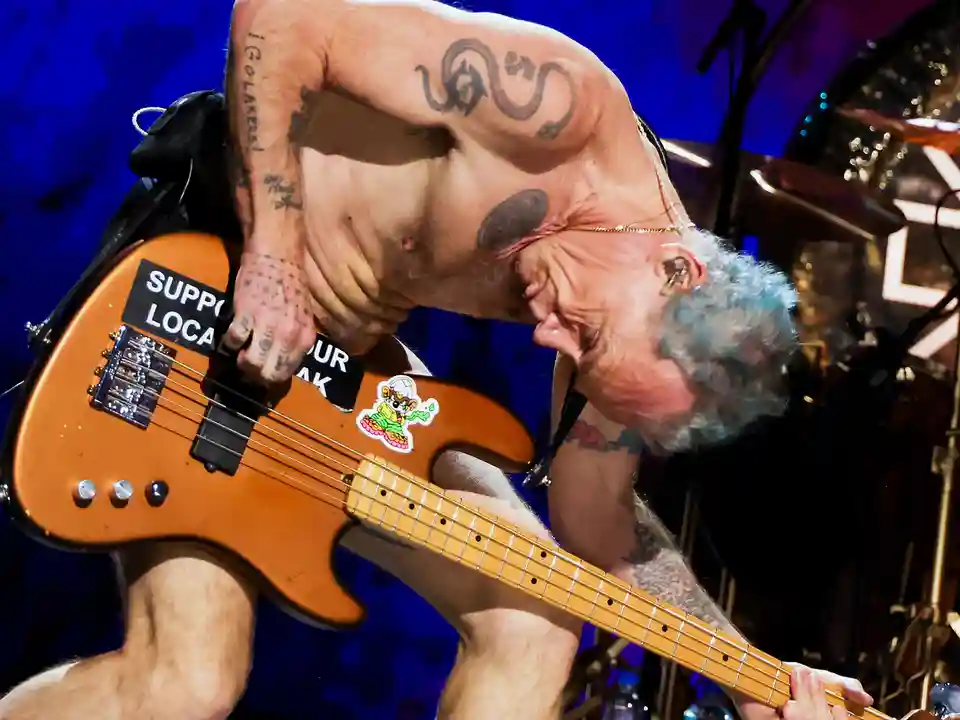 Flea (Red Hot Chili Peppers) răspunde întrebărilor fanilor
