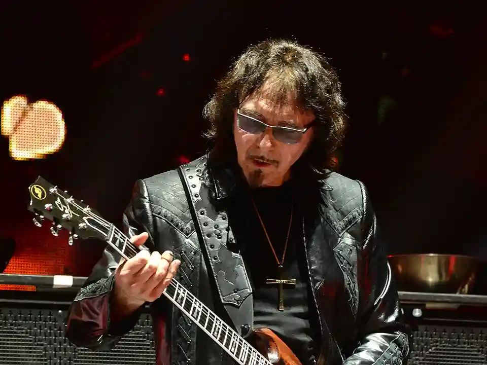 Tony Iommi (Black Sabbath) răspunde întrebărilor fanilor pentru un viitor interviu