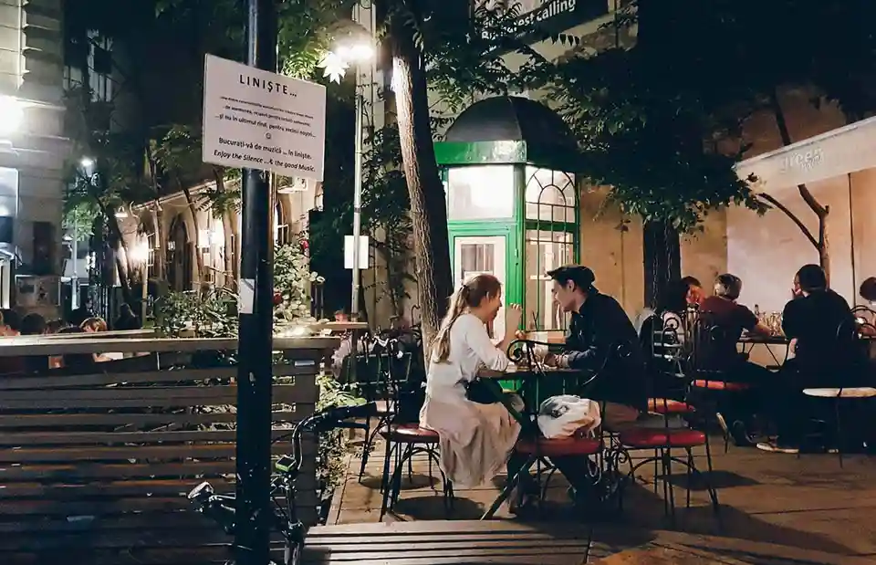 Prezentare a locației culturale Green Hours Jazz Cafe din București