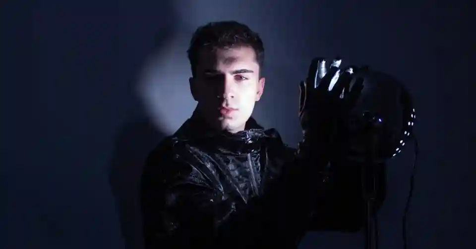 Pett Ruu lansează single-ul dark electro-pop intitulat „BAD THINGS”